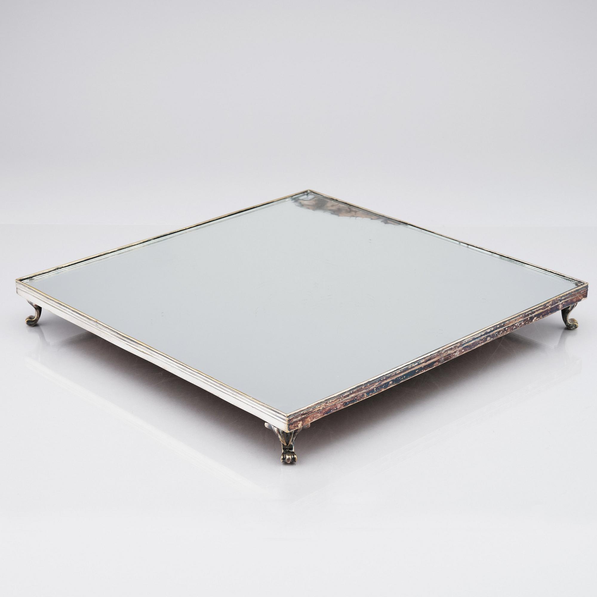 Bordsplateau, tre delar, i argent haché, 1700-tal.