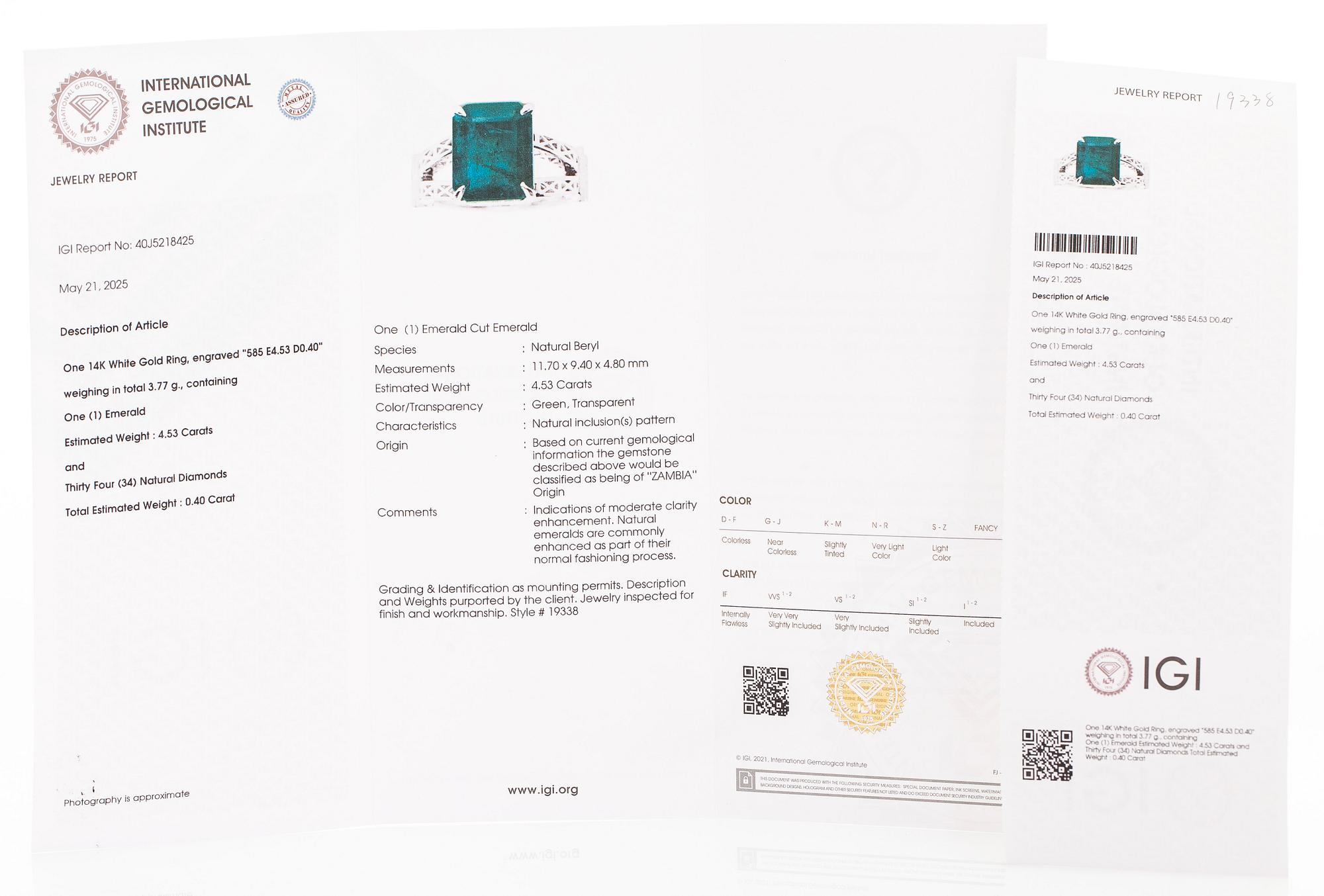 Ring, 14K vitguld, med smaragdslipad smaragd samt diamaner. IGI sertifikat medföljer.