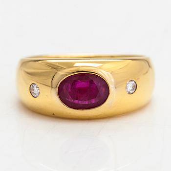 Ring, 14K guld, ovalslipad rubin samt diamanter totalt ca. 0.06 ct. Finland, 1999.