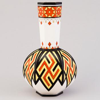 A 1900-1917 ceramic 'Fennia' vase for Arabia, Finland.