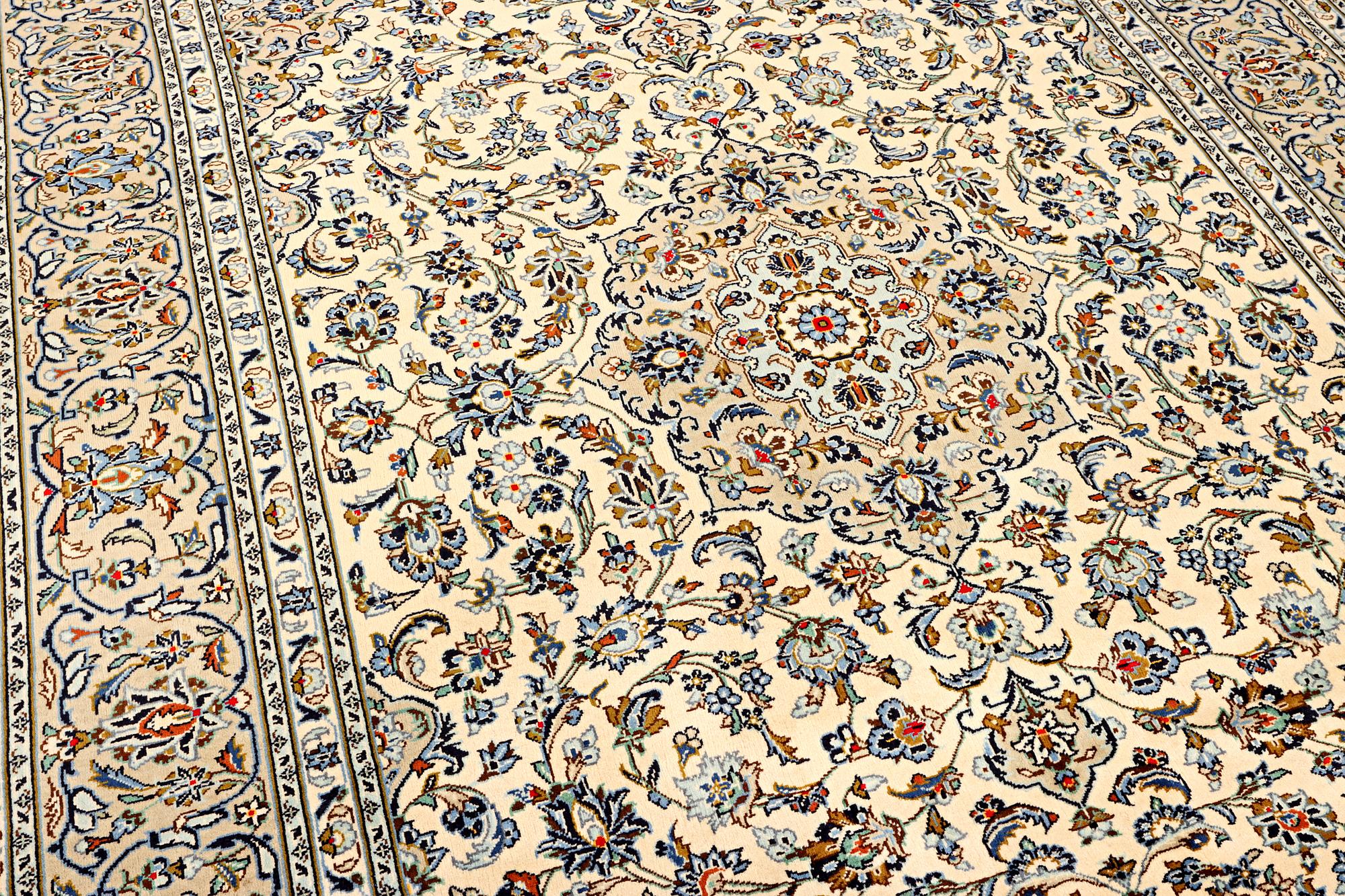 A Kashan carpet, a. 297 x 200 cm.