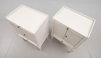 SÄNGBORD, 1 par, gustaviansk stil, 1900-talets andra hälft.