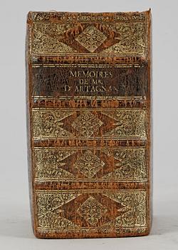 BOK, "Memoires de Mr d´Artagnan" av G. Courtilz de Sandraz, Köln 1700-01.