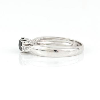 RING, 18K vitguld med svart diamant 0,49 ct och briljantslipade diamanter tot ca 0,19 ct.