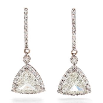A pair of 18K white gold earrings with diamonds ca. 4.76 ct in total.