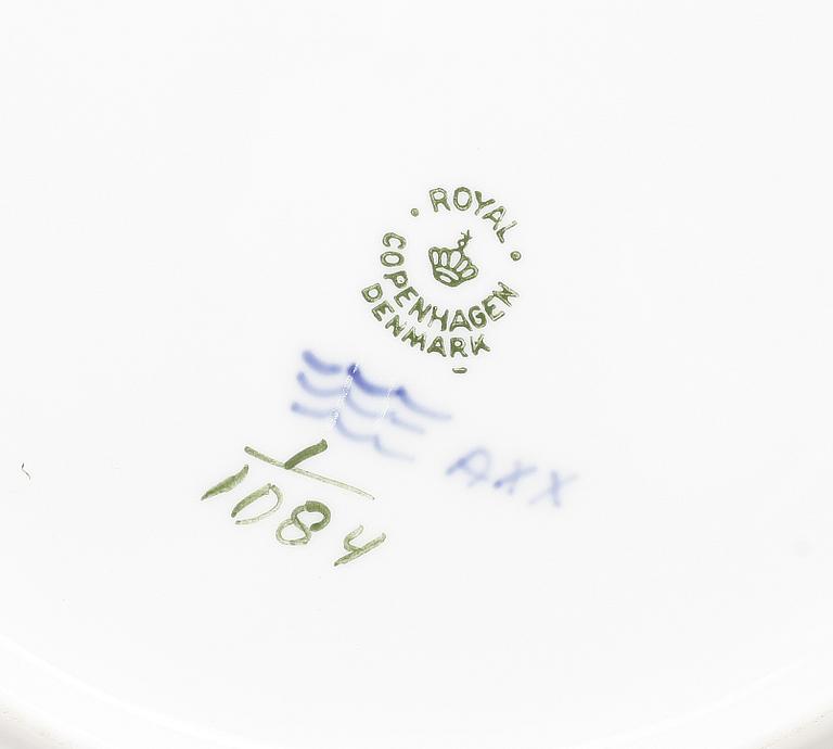 SERVIS, 57 delar, porslin, 'musselmalet', främst 'helblond', Royal Copenhagen, Danmark. 1900-talets andra hälft.