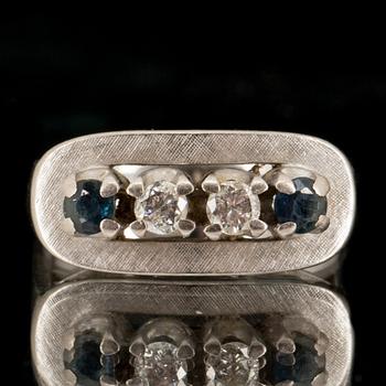 RING, 14 k vitguld med safirer samt briljantslipade diamanter. Vikt ca 4 gram.