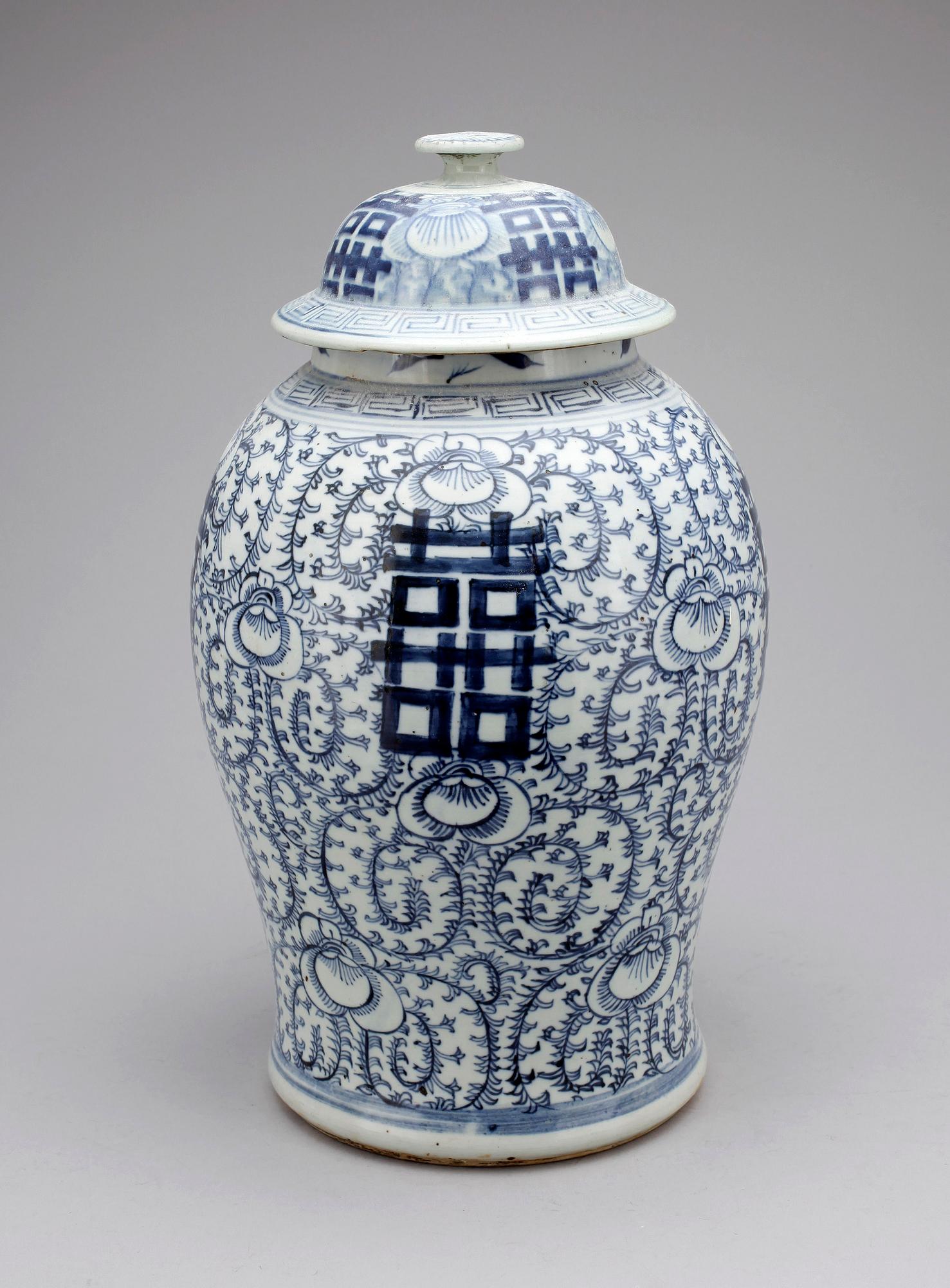 GOLVURNA med LOCK, porslin, Kina 1900-tal.