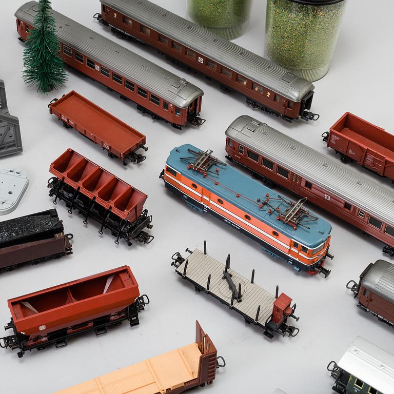 MÄRKLINBANA MED MÄRKLINTÅG, 152 delar, bland annat tågset Märklin, 1900-talets andra hälft.