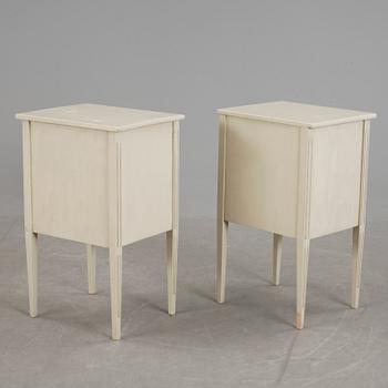 SÄNGBORD, ett par, gustaviansk stil, 1900-talets andra hälft.