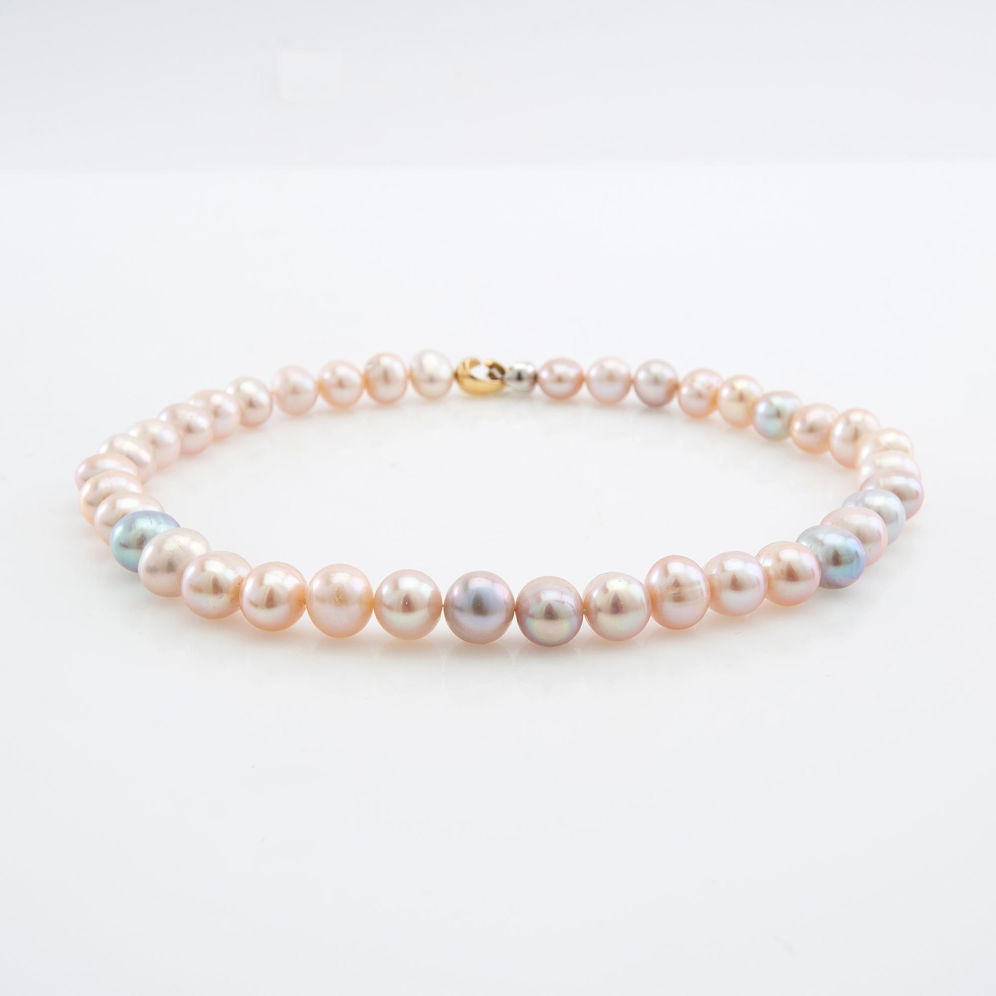 Necklace of cultured freshwater pearls with a clasp in 18K red and white gold from Georg Jensen & Wendel.