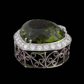 HÄNGE och KEDJA. Hänge med peridot ca 45.00 ct samt briljantslipade diamanter totalt ca 1.50 ct.