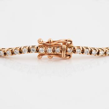 A TENNIS BRACELET in 18K gold set with round brilliant-cut diamonds.