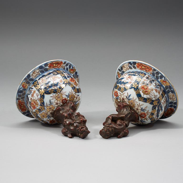 A pair of  imari vases with covers, Samson, 1800-tal.