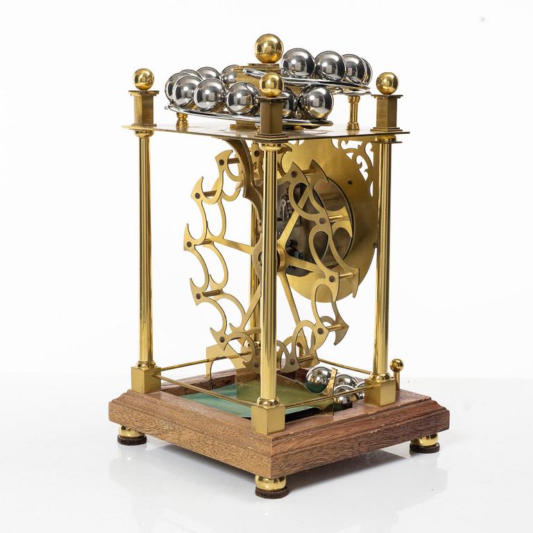 Bordsur, "Spherical weight clock", Dove Baxeley Cheltenham, England, 1900-talets slut.