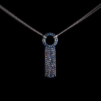 356. A JEWELLERY SET, 18K white gold, diamonds c. 0.18 ct, sapphires 28.45 ct. K. Saarikorpi 2010. Gold weight 101 g.