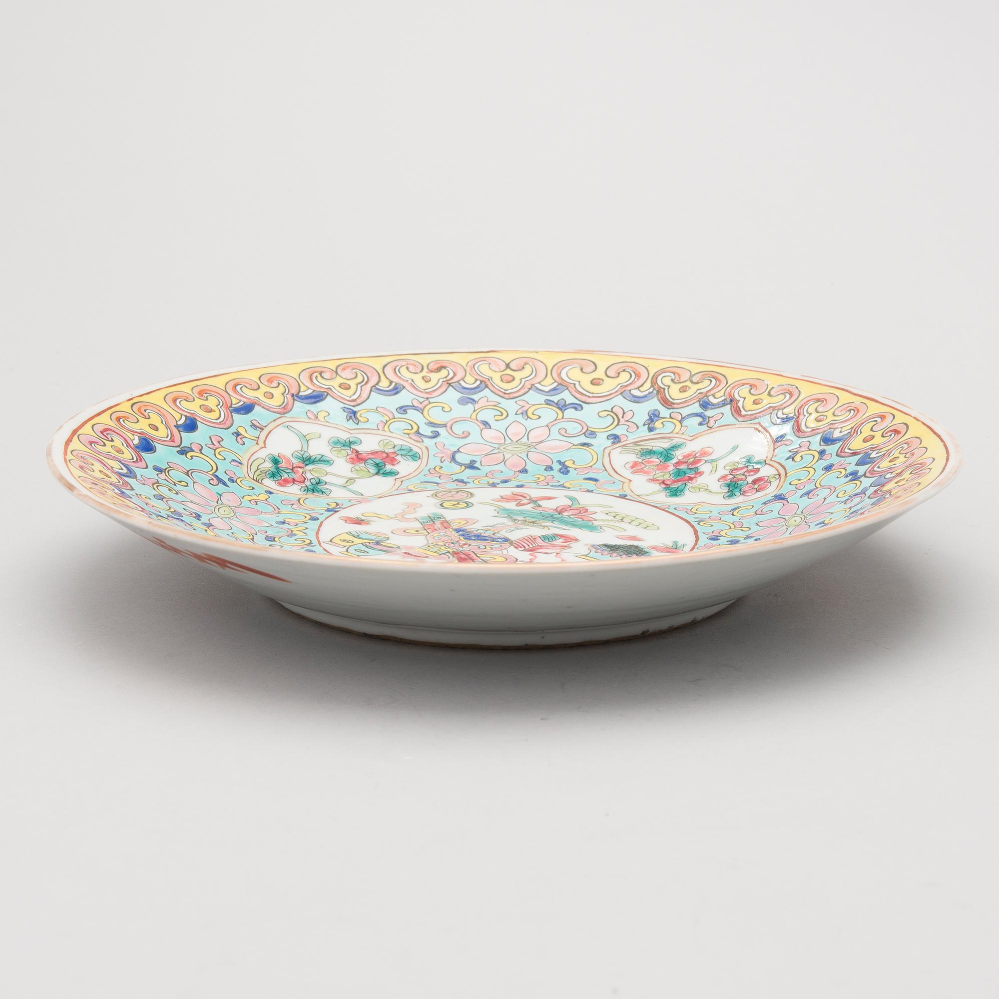 A Chinese porcelain dish from the latter half of the 19th century.