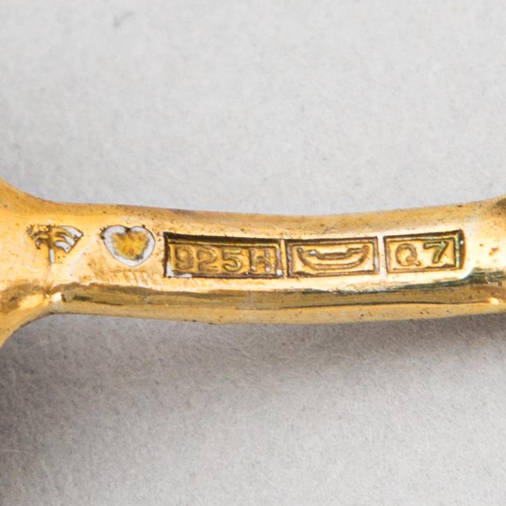 Mockaskedar, 6 st, förgyllt silver och emalj. Tillander, Helsingfors 1969-1978.