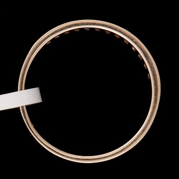 RING, 14k guld med 39 diamanter tot 0,40ct. Vikt ca 4,26 gram.