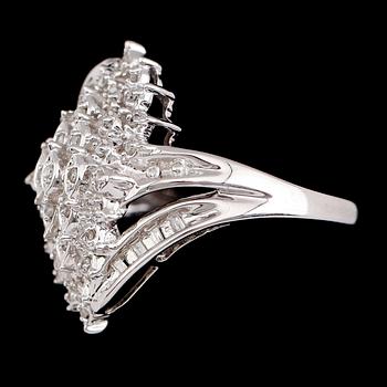 RING, 10 k vitguld, briljant- och baguettslipade diamanter tot 0.25 ct.
