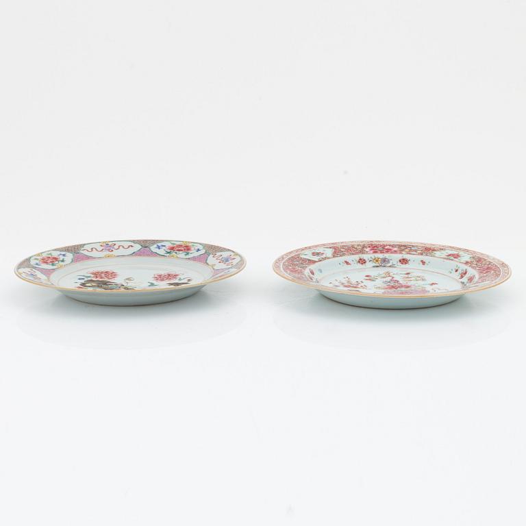 A set of two famille rose dinner plates, Qing dynasty, Qianlong (1736-95).