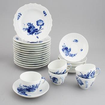 A 35-piece Royal Copenhagen "Blå blomst" porcelain coffee service, Denmark, 20th Century.
