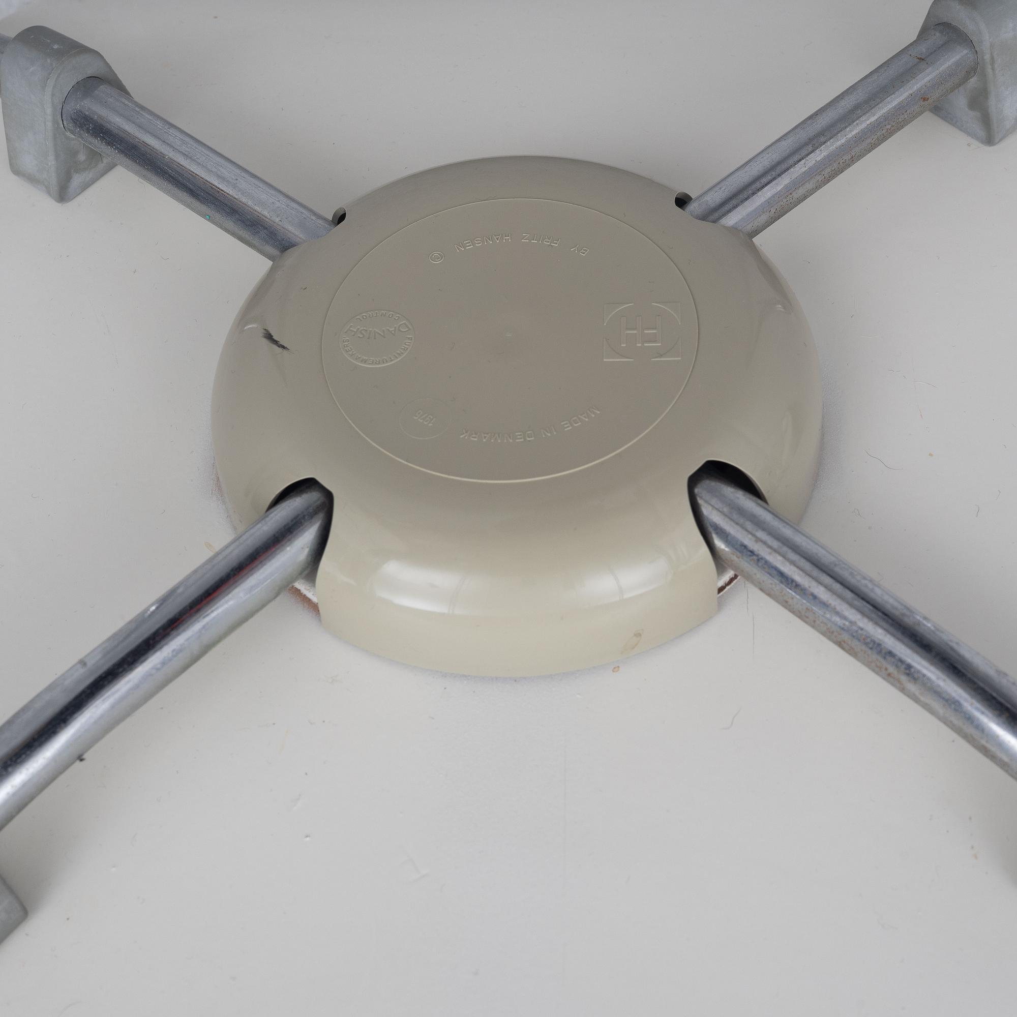 Arne Jacobsen, a pair of model 'Seven' chairs, Fritz Hansen, Denmark 1976.