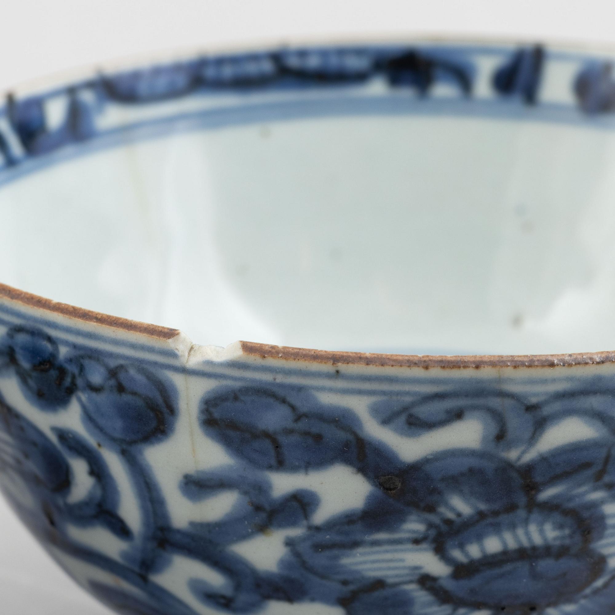 A pair of blue and white porcelain bowls, Qing dynasty, Kangxi (1662-1722).