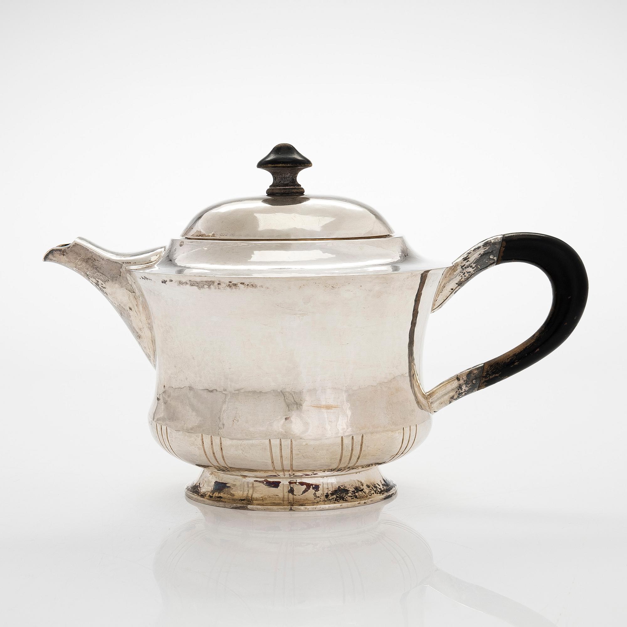 A silver teapot, import marked Oskar Lindroos, Helsinki 1929.