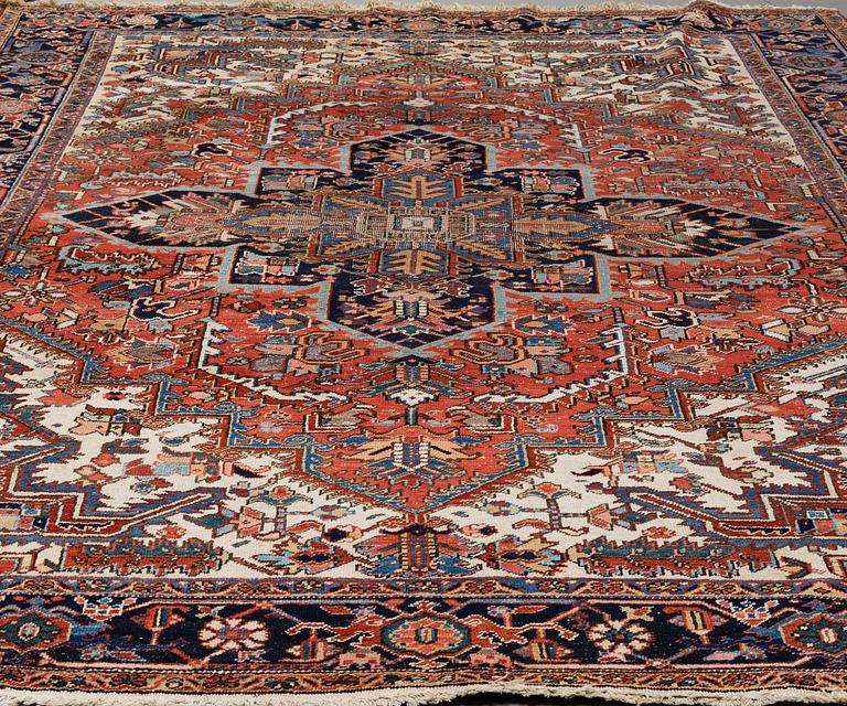 A CARPET, a semi-antique Heriz, ca 356,5-358,5 x 264 cm.