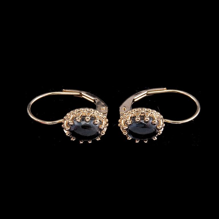 A PAIR OF EARRINGS, cabochon cut sapphires from Tanzania 2.67 ct.