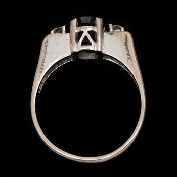 RING, stämplad 14k vitguld med briljantslipade diamanter tot ca 0,10 ct samt blå safir. Vikt 3 g.