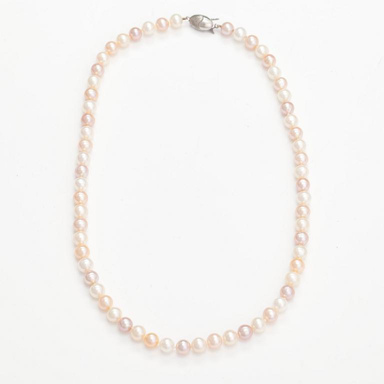 A pearl collier with cultured pearls and sterling silver lock.