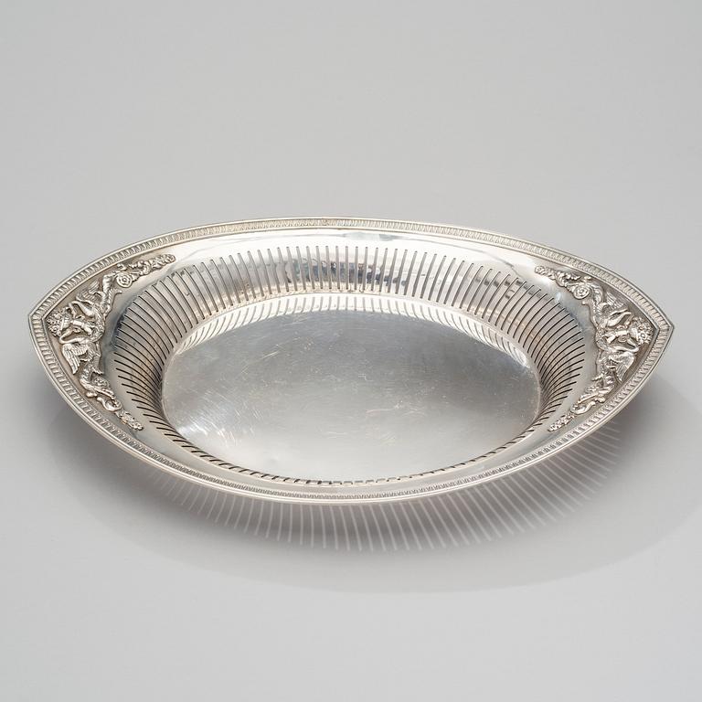 A FABERGÉ BREADBASKET, silver, St.Petersburg 1908-1917, weight 934 g.