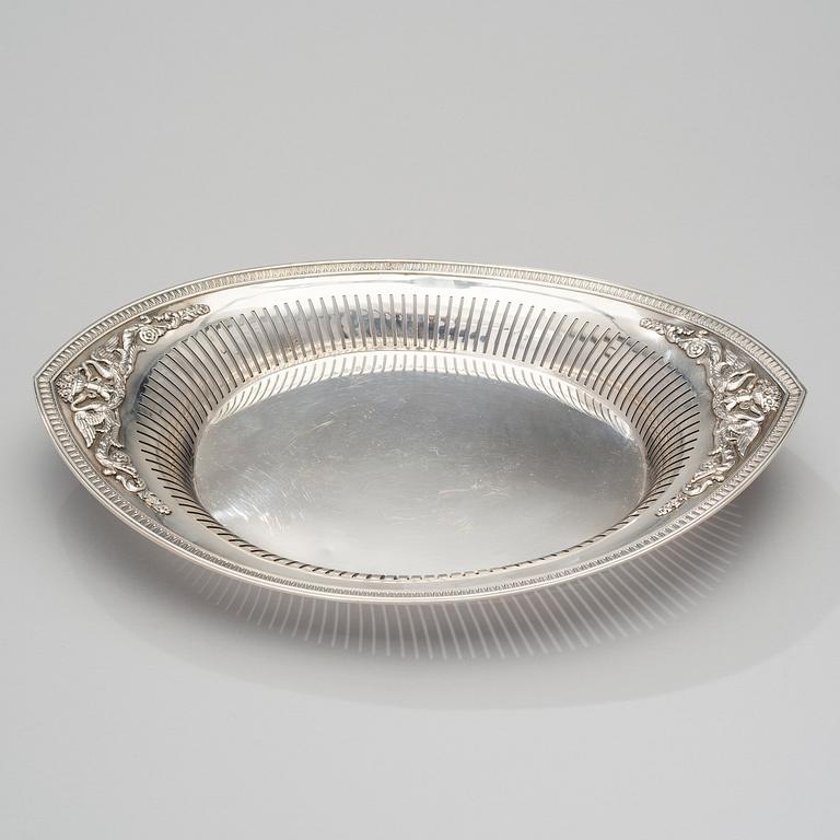 FABERGÉ BRÖDKORG, silver, St.Petersburg 1908-1917, vikt 934 g.