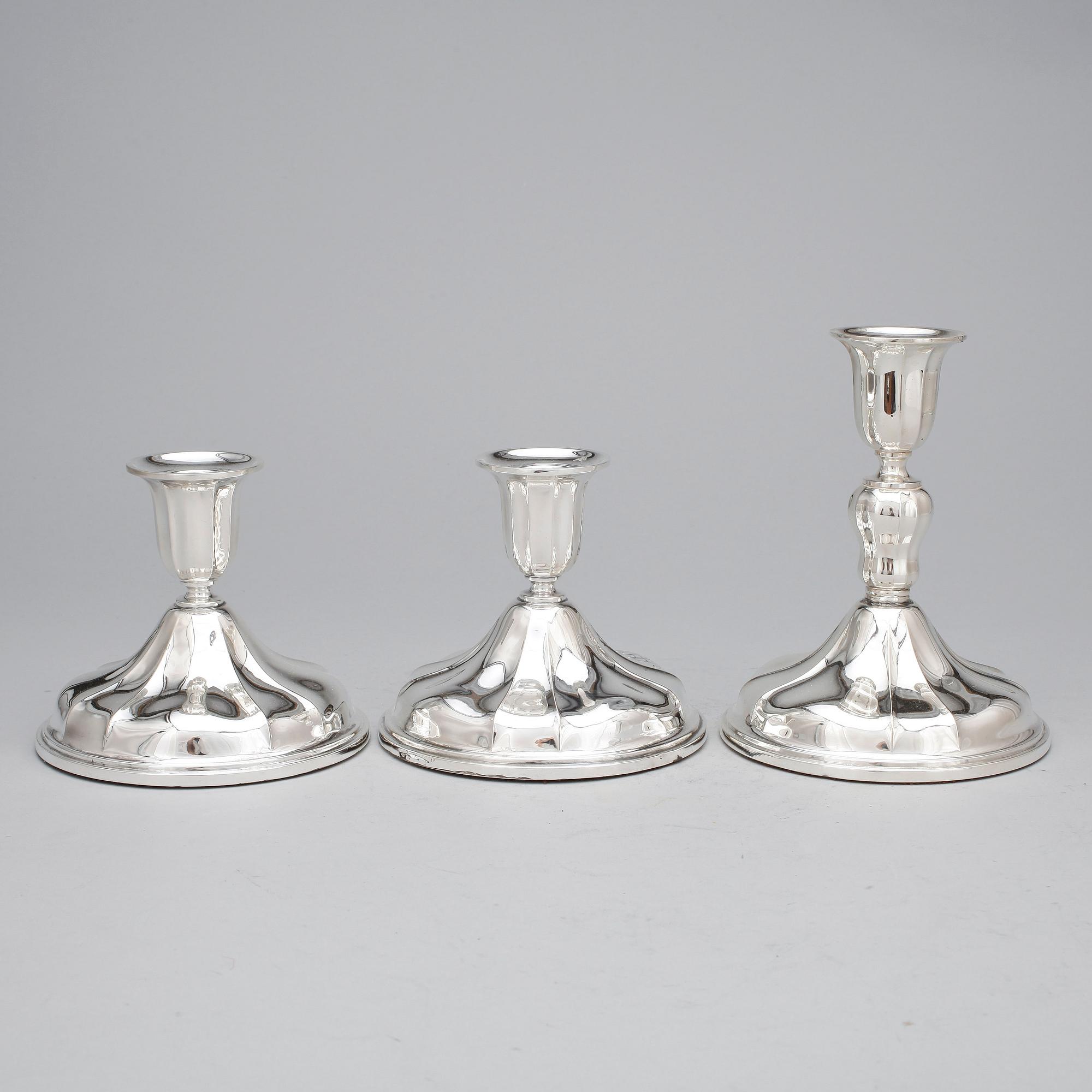 LJUSSTAKAR, 2+1, silver, Norge, 1900-talets andra hälft. Fylld fot.