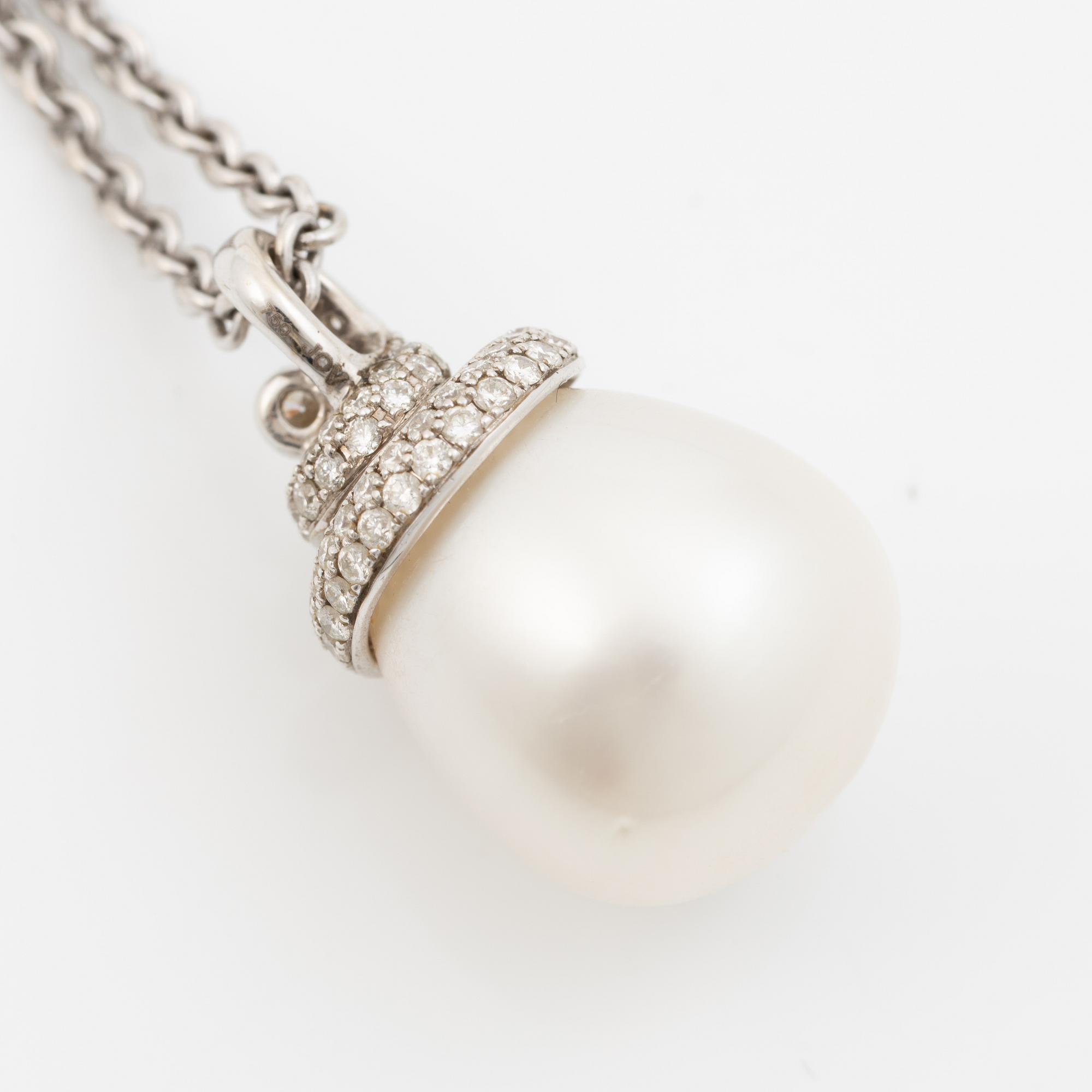 Necklace in 18K white gold with a cultured South Sea pearl and brilliant-cut diamonds. Jovenia.