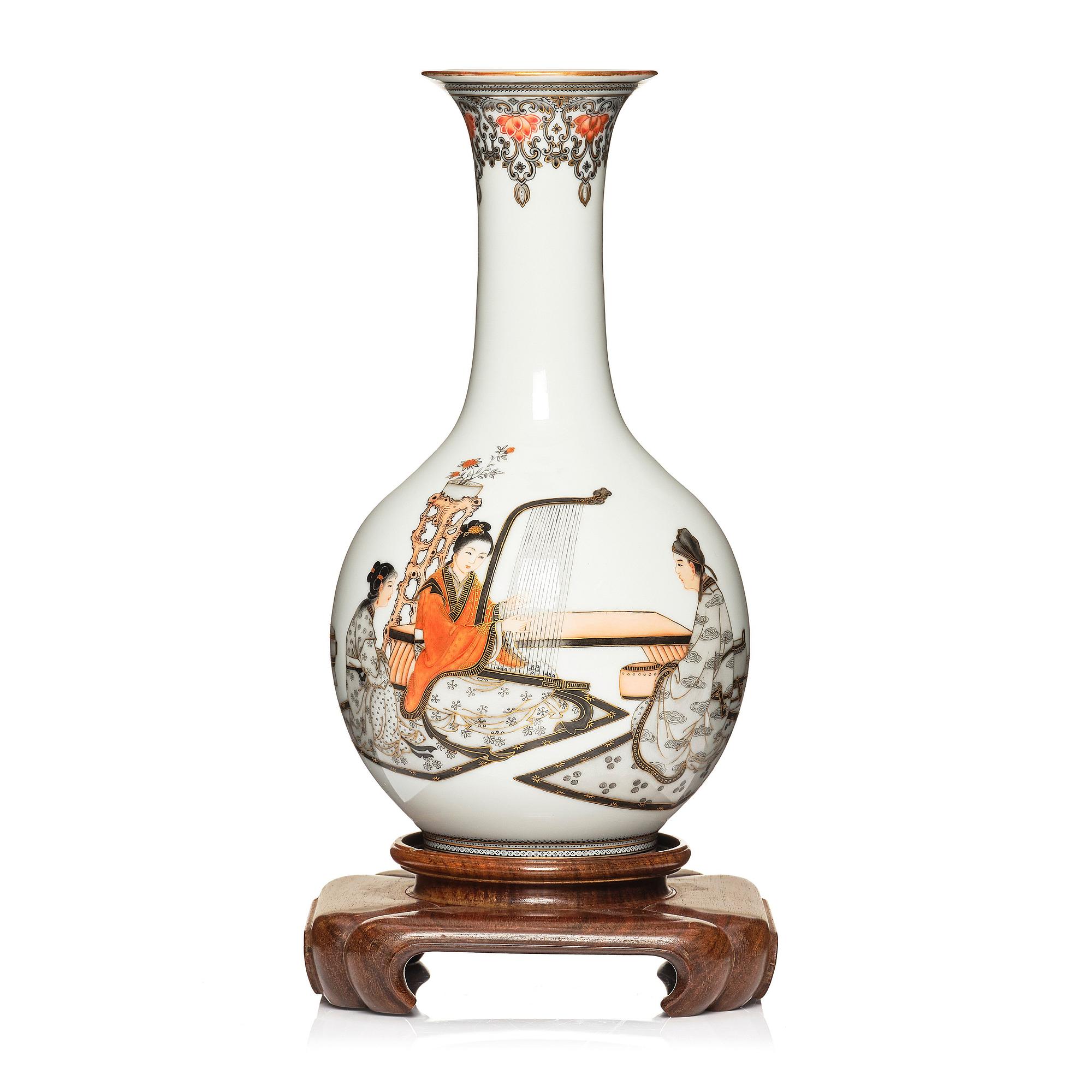 A finely painted Chinese vase, 20th Century.