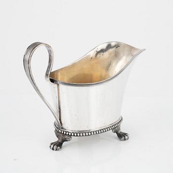 Jacob Engelbert Torsk, kaffekanna och gräddkanna, silver, sengustaviansk stil, Stockholm, 1908-1909.