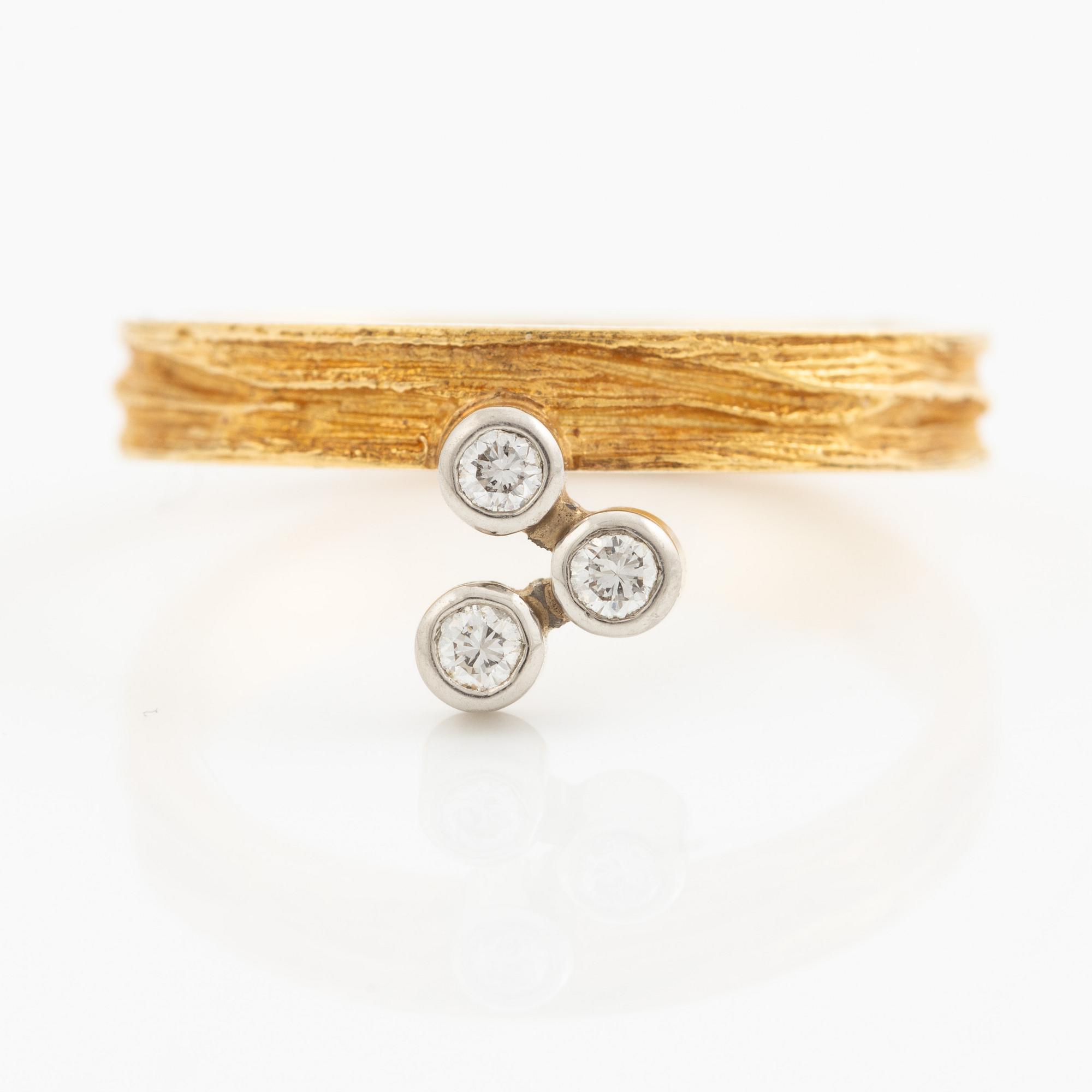 Björn Weckström, ring, 18K guld med tre runda briljantslipade diamanter, Finland 1975. För Lapponia.