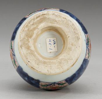 An imari water sprinkler, Qing dynasty, Kangxi (1662-1722).