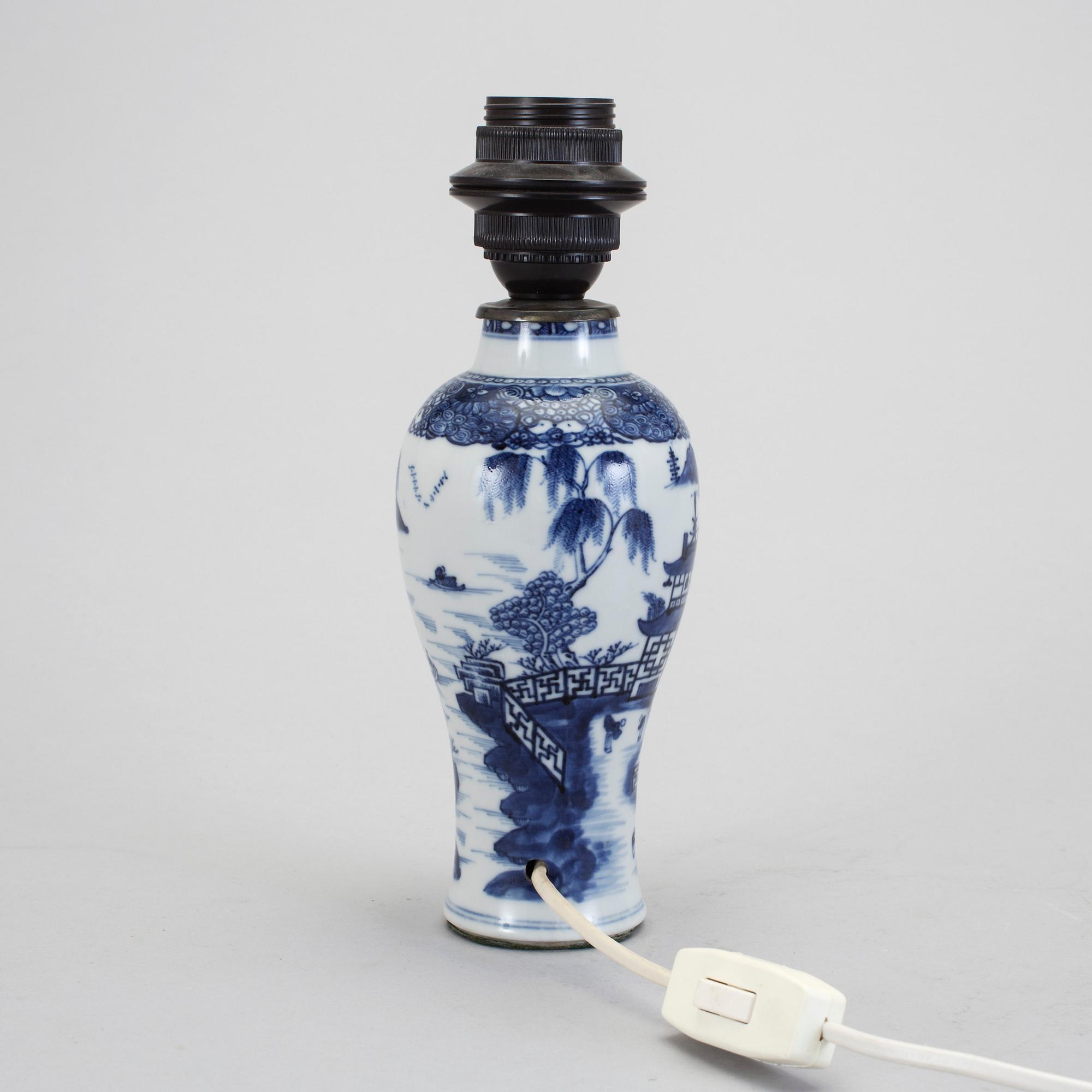 BORDSLAMPA. Porslin. Kina, Qianlong, 1736-95.