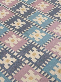 Sigvard Bernadotte, a carpet, "Vitsippa", flat weave, 846 x 395,5 cm, signed SB.