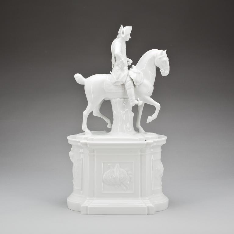 FIGURIN på POSTAMENTE, porslin, Fürstenberg, 1900-tal.