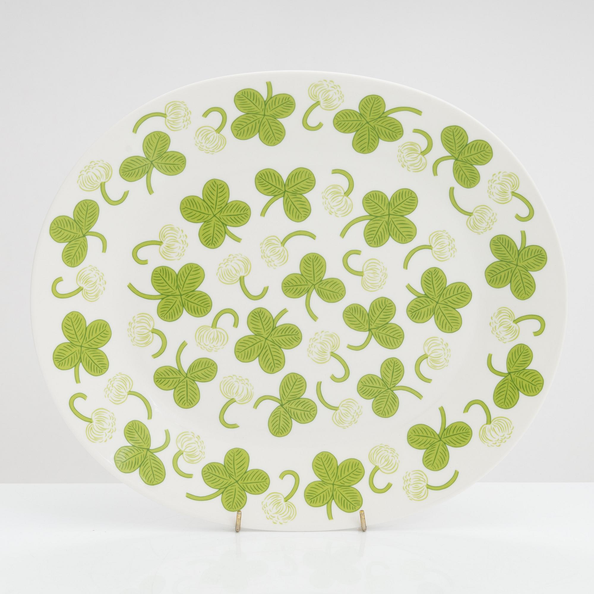 Birger Kaipiainen, a 'Clover' porcelain dish for Arabia Finland. Decoration designed in 1970.