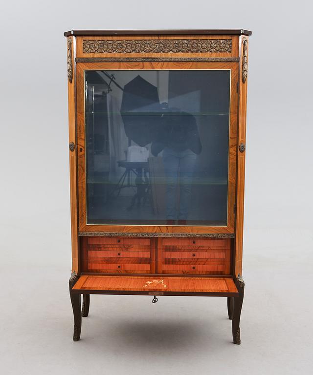 VITRINSKÅP, 1900-talets mitt.