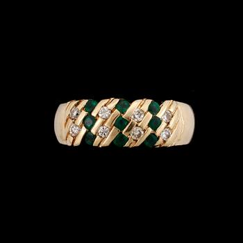 RING, 18k guld med smaragder och diamanter tot ca0,22ct. Vikt 4,8g.