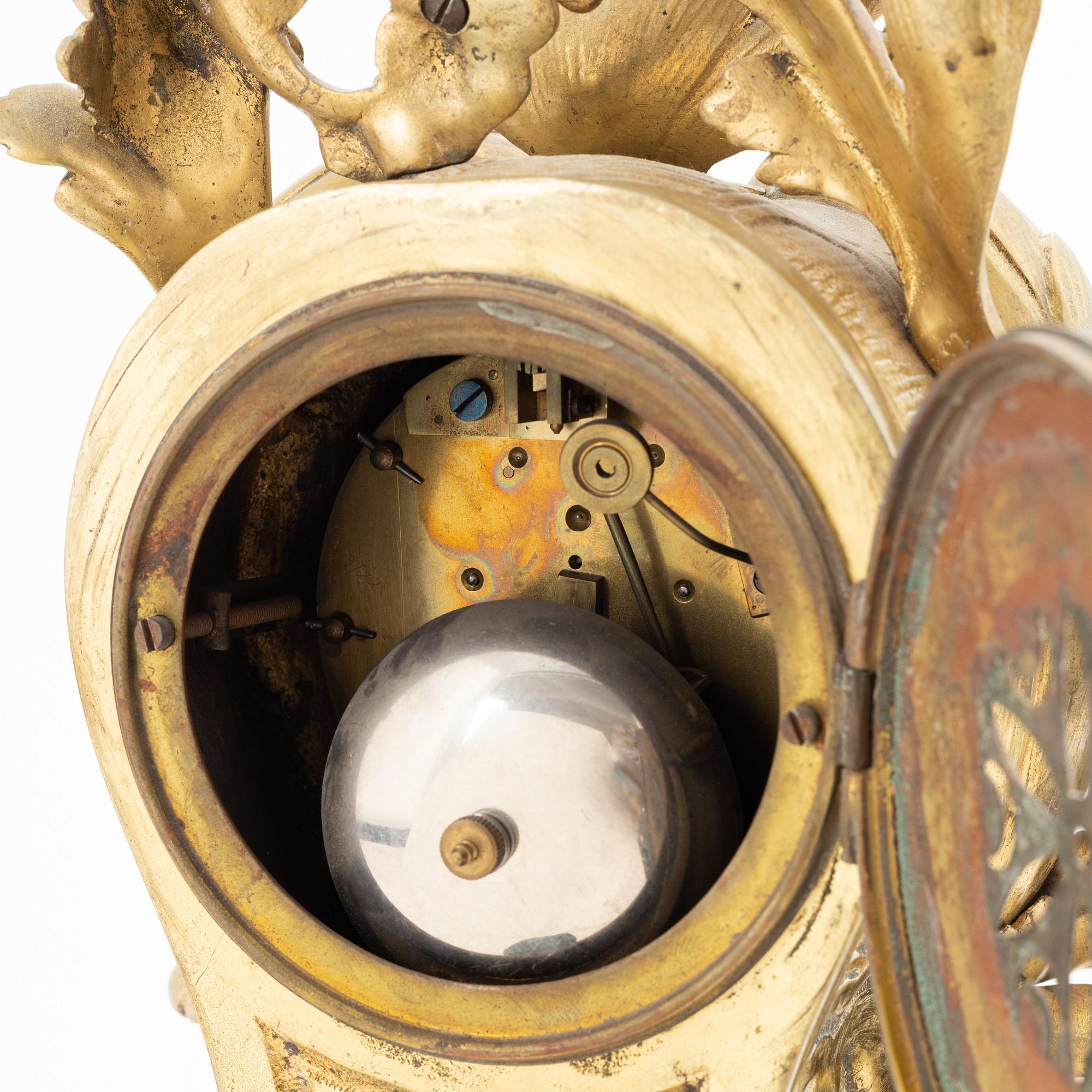 Bordsur, mässing, rokokostil, omkring 1900.