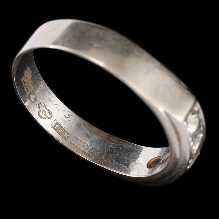 RING, 18k vitguld med 5 briljantslipade diamanter tot 0.50 ct, Rolf Kaplan, Stockholm, 1975. Vikt 4 g.