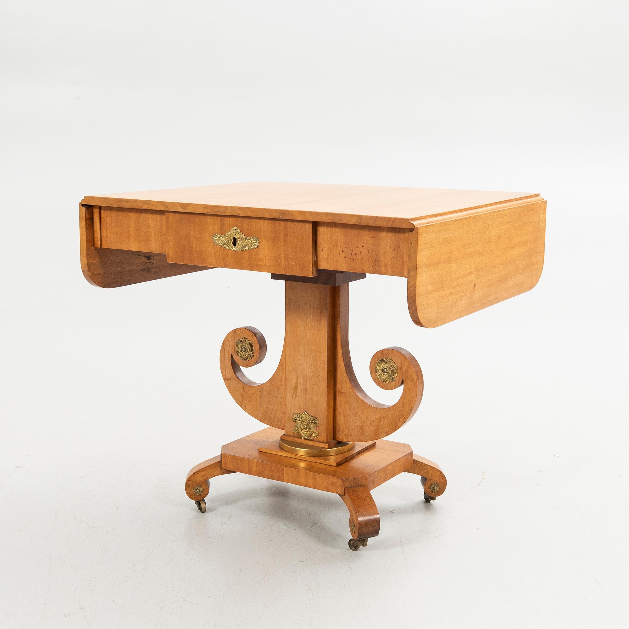 Salon table, Empire.